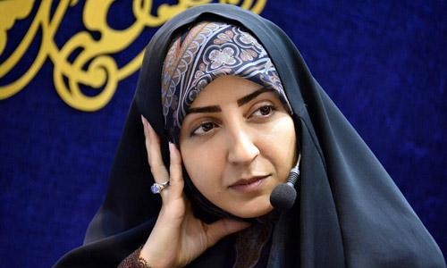 واکنش گوینده خبر به برخورد دوگانه برخی از مدافعان حقوق زن در جریان دختر آبی
