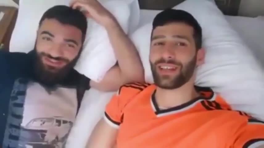 شعرخوانی دو رفیق شهید حزب الله در وصف امام رضا(ع) به زبان فارسی +فیلم