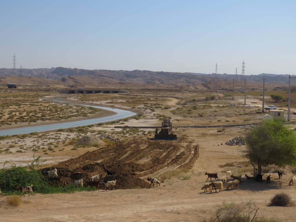 تخریب ساحل روستای چاه ، به علت رعایت نکردن استاندارهای زیست محیطی توسط  یک واحد صنعتی
