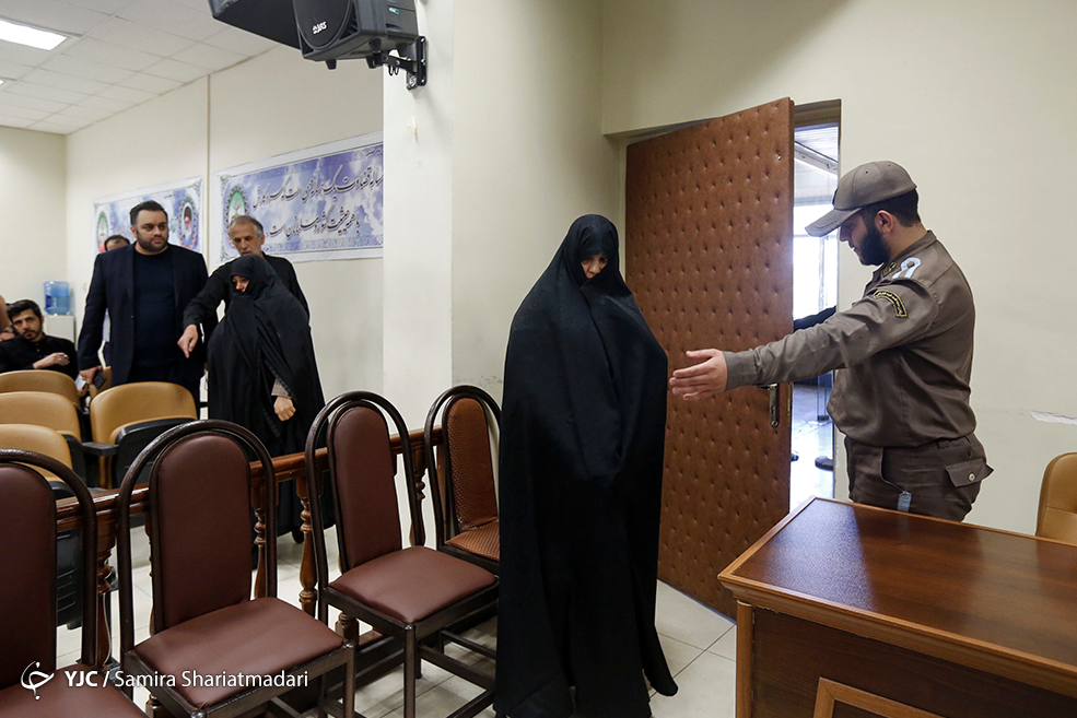 واکنش کاربران به حضور شبنم نعمت‌زاده در جلسه دادگاه با چادر + تصاویر