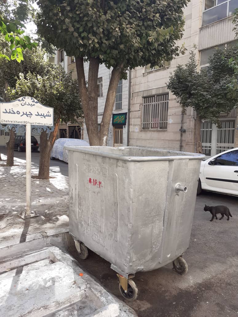 انباشت زباله&zwnj;های محلی در پی سرقت مخازن زباله!