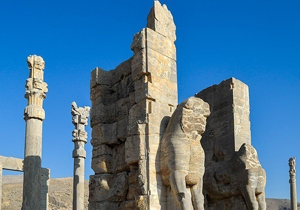 آغاز فصل دوم فعالیت مرمت‌گران بدون مرز نیمه مهرماه در تخت جمشید