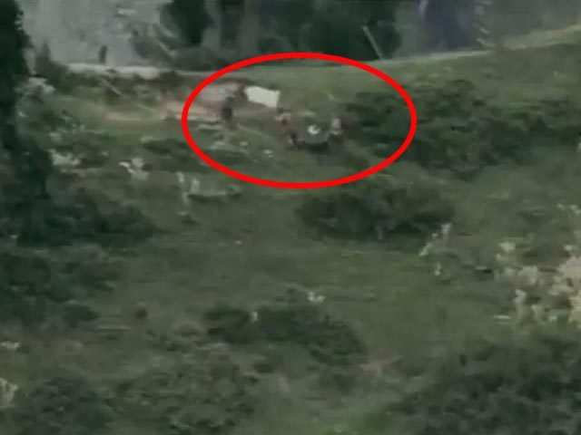 لحظه خارج کردن جسد نظامی پاکستانی از خاک هندوستان + فیلم//