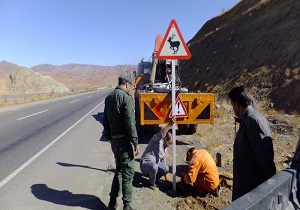 استفاده از علائم هشدار دهنده نقش بسزایی در ایمن سازی جاده‌ها دارند