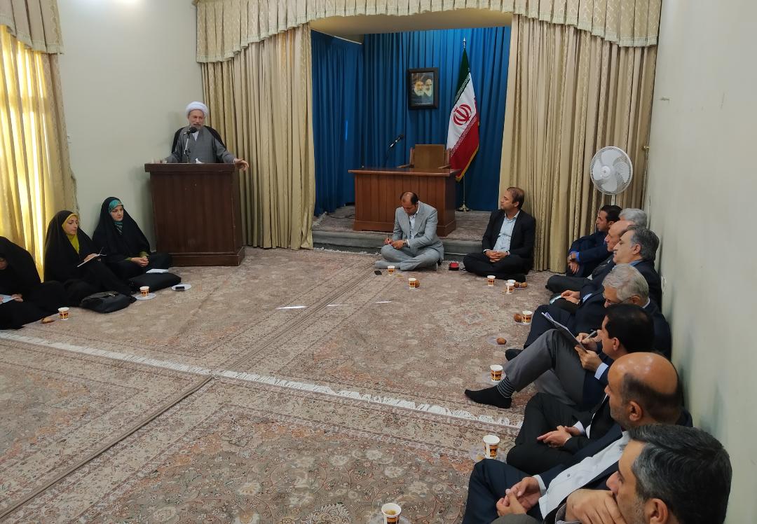 امام جمعه شیراز: تا جایی که می‌توانید نان نبرید