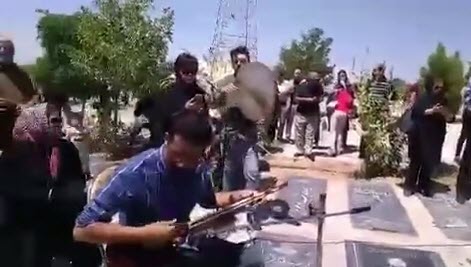خاکسپاری متفاوت همراه با موسيقى دست و جيغ و سوت! +فیلم و واکنش کاربران
