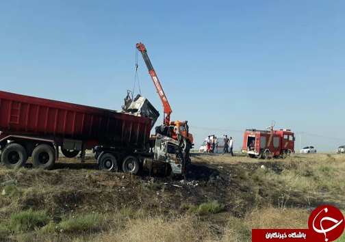 تصادف تریلی با مینی&zwnj;بوس در کرند/ ۱۰ نفر در آتش&zwnj;سوزی جان&zwnj;باختند + عکس