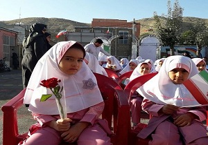 دانش آموزان کلاس اولی با شاخه های گل رز به استقبال بوستان علم و دانش رفتند