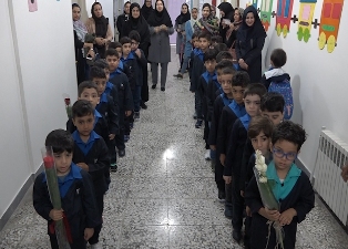 شکوفه‌ها زیر باران به مدرسه رفتند
