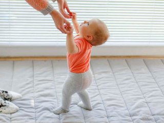 ۱۲ راهکار مفید برای تشویق نوزاد برای ایستادن و راه رفتن/////صادقی