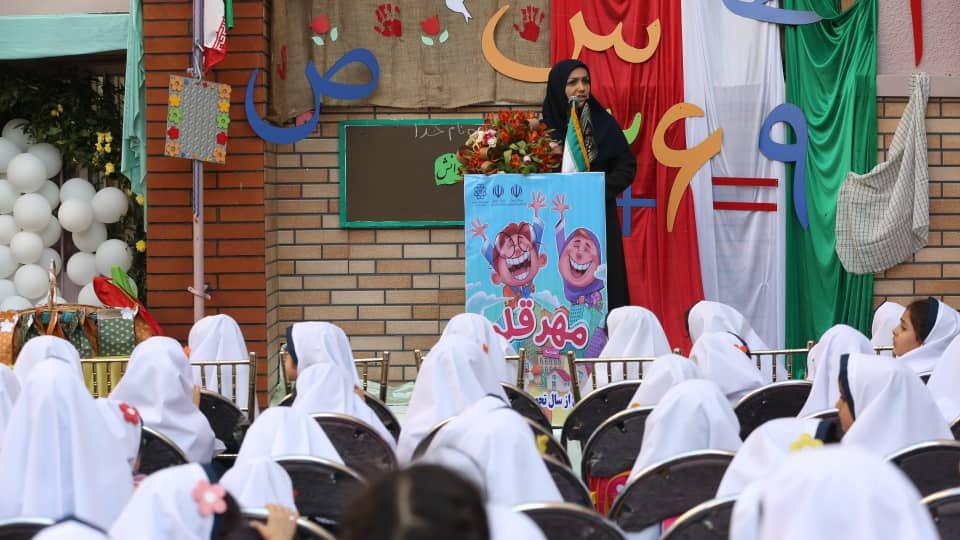 باید عشق به ایران را به دانش آموزان در مدارس تعلیم دهیم
