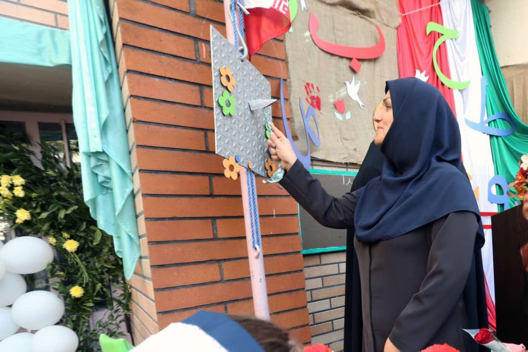 باید عشق به ایران را به دانش آموزان در مدارس تعلیم دهیم