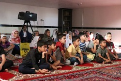اکران پنج فیلم خاطره انگیز در مناطق حاشیه شهر سنندج