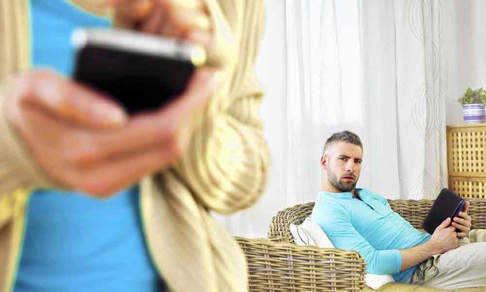 بررسی همیشگی و تصور خیانت، ویژگی بارز همسران شکاک