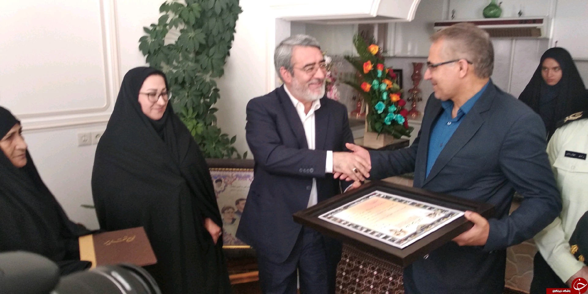 دیدار وزير کشور با خانواده شهيد شهرياری + تصاویر
