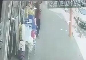 لحظه قاپیدن موبایل توسط سارقان در تبریز / دریاچه فاضلاب در یکی از خیابان&zwnj;های اهواز!  + فیلم و تصاویر