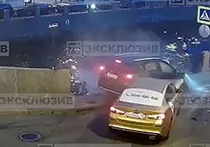پرت شدن پیرمرد به داخل رودخانه پس از تصادف وحشتناک دو خودرو + فیلم