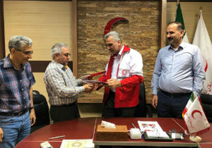 اهدای کمک نقدی انجمن دارو سازان به سیل زدگان گلستان