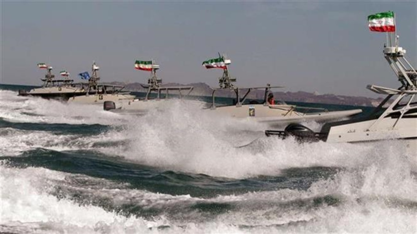 بستن تنگه هرمز؛ پاسخِ ایران به تحریم&zwnj;های نفتی آمریکا/ دو برابر شدن قیمت نفت در پیِ بسته شدن این تنگه + تصاویر