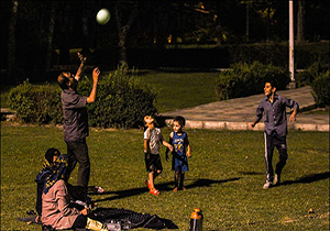 در کردن خستگی یک روز کاری در شب نشینی‌های تابستانه اهواز + فیلم