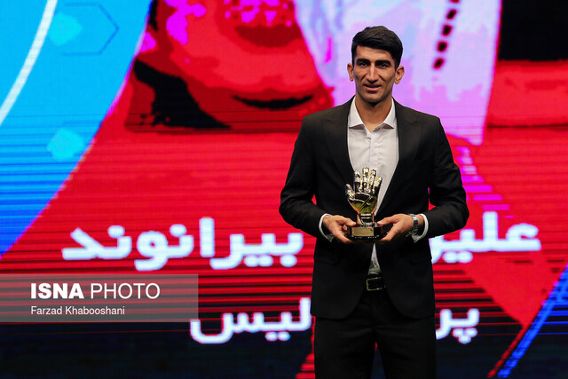 علیرضا بیرانوند، از دستکش و کفش طلا تا توپ طلایی + تصاویر