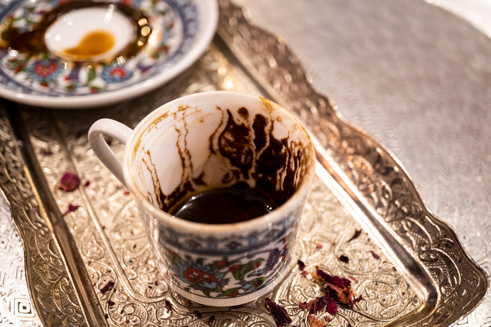 سرنوشت ما در دست فالگیران است؟!/ فال گرفتن رازهای سر به مهر را فاش می‌کند؟