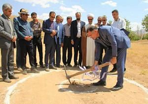 کلنگ زنی گلخانه تولید گل شاخه بریده در روستای تشنیز