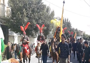 حرکت نمادین کاروان حسینی در شهرضا + فیلم