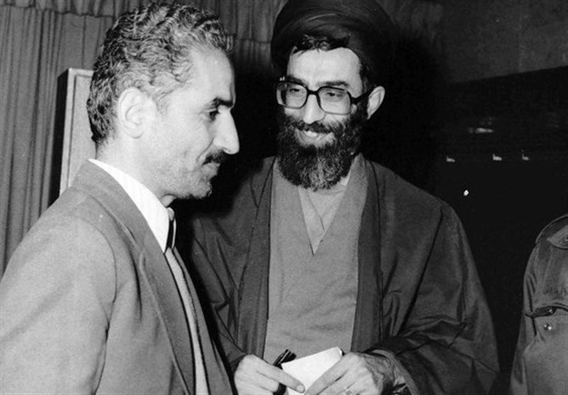 شهید رجایی در نماز جمعه به امامت آیت&zwnj;الله خامنه&zwnj;ای&zwnj; +فیلم
