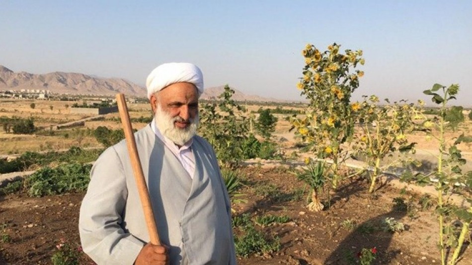 امام جمعهای که کشاورزی هم میکند امام جمعهای که کشاورزی هم میکند