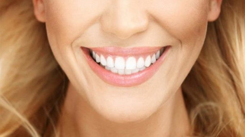 عوامل تغییر رنگ دندان&zwnj;ها و راهکار&zwnj;های طبیعی سفید کردن آن