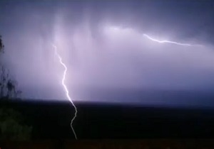 لحظه وقوع رعد و برق در روستای دوان کازرون + فیلم