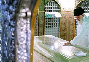 لحظاتی از حضور رهبر انقلاب در مراسم غبارروبی ضریح مطهر حضرت امام رضا (ع) + فیلم