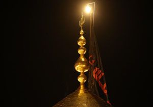 لحظه بر افراشته شدن پرچم سیاه عزا بر فراز گنبد مطهر حرم امام حسین (ع) + فیلم