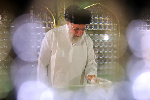 غبارروبی مضجع نورانی امام رضا(ع) با حضور رهبر معظم انقلاب + تصاویر
