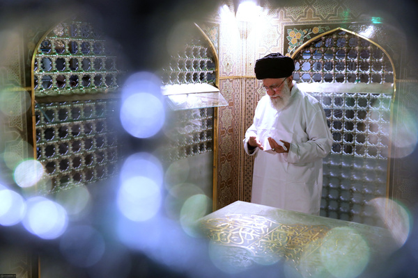 غبارروبی مضجع نورانی امام رضا(ع) با حضور رهبر معظم انقلاب + تصاویر