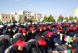 آغاز سال تحصیلی در زنجان به گزارش خبرگزاری صداوسیما مرکز زنجان ؛  زنگ آغاز سال تحصیلی جدید استان زنجان به صورت نمادین در مدرسه رضوان نواخته شد.مدیر کل آموزش و پرورش زنجان گفت: از مجموع  199 هزار دانش آموز ثبت نامی استان19هزار و200 دانش آموز نو آموز هستند.رفیعی  افزود: 9هزار و 184 کلاس در قالب 2هزار و 550 مدرسه در استان برای سال تحصیلی جدید آماده شده است .