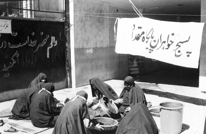 تصاویری از کمک&zwnj;های مردمی به رزمندگان در دوران جنگ تحمیلی