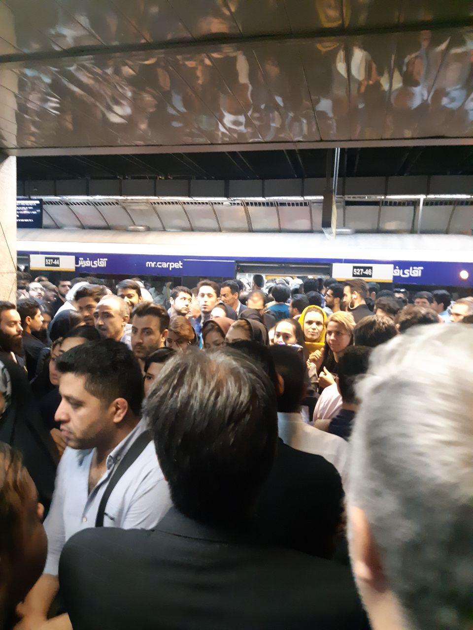 ازدحام بیش از حد مسافران در ایستگاه مترو دروازه دولت