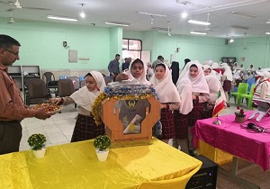 دست مهربانی دانش آموزان شوشی بر سر دانش آموزان نیازمند