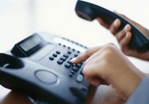 بخشی از ساکنین حاجی آباد در انتظار خط تلفن ثابت