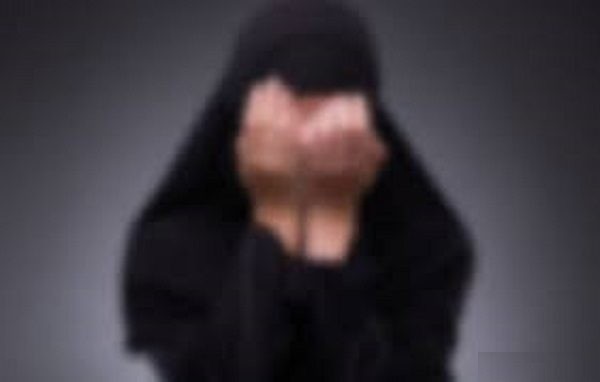 شوهرم با زن غریبه&zwnj;ای ارتباط داشت اعتراض کردم به شدت کتکم زد و از خانه بیرونم انداخت