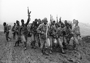 روحیه حیرت انگیز رزمنده‌ای که تنها چند ساعت از قطع شدن دستش می‌گذشت/ شادی و لبخند پس از پیروزی در عملیات + فیلم