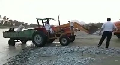 جابجایی زن باردار از حریم رودخانه روستای حمیری شهرستان قصرقند با تراکتور + فیلم