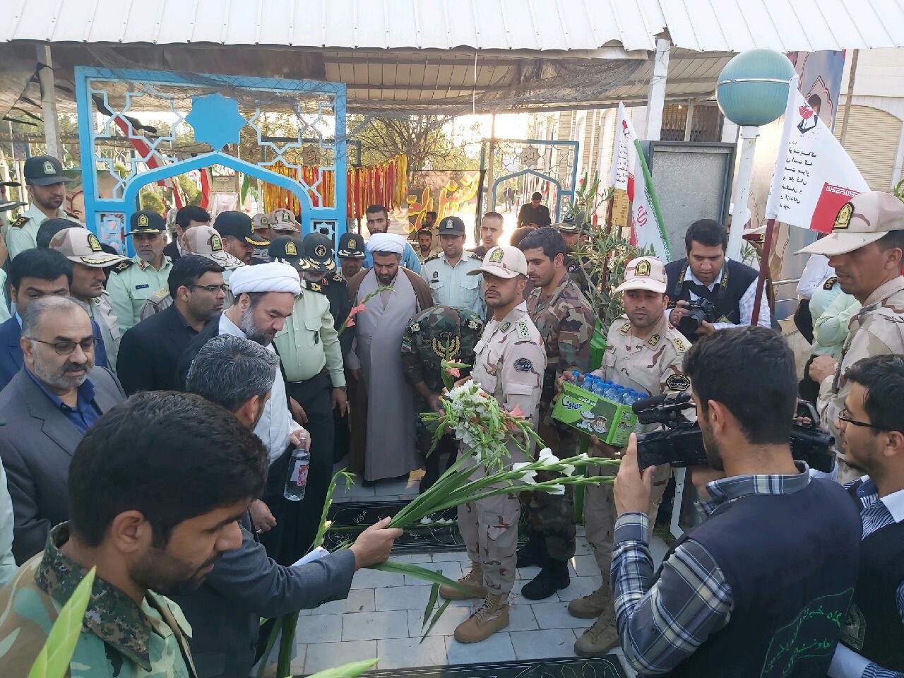 غبار روبی گلزار شهدای زاهدان با حضور سبز پوشان ناجا