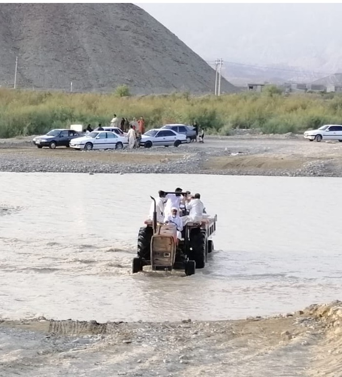 نجات جان مادر باردارپرخطر از سیل به وسیله تراکتور/۹ هزار نفر در بخش ساربوک در محاصره سیل هستند