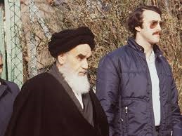 تصاویری از امام خمینی در حال نماز خواندن در نوفل لوشاتو