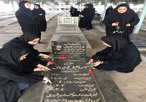دانش آموزان اهوازی غبار از مزار شهدا زدودند