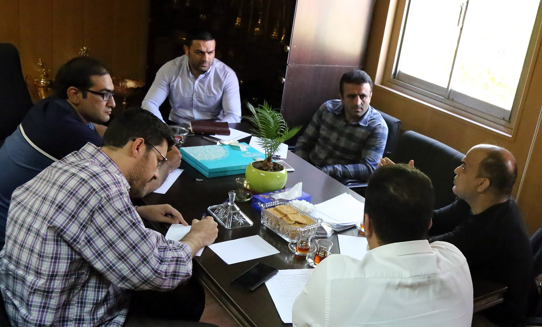 جلسه هم اندیشی با قهرمانان کشتی آزاد برگزار شد/ ۹ مدعو ۶ غایب!