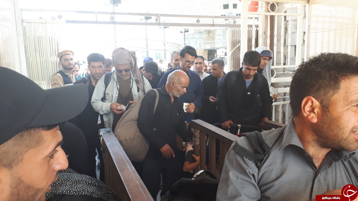 با زائران در مرز مهران؛ افزایش ۳۶ گیت جدید/ تکمیل ۳۰ درصد از ظرفیت پارکینگ اربعین مهران/ ایجاد چتر WIFI رایگان در پایانه/مشکلی در خصوص تامین ارز زائران در مهران وجود ندارد+ فیلم و عکس